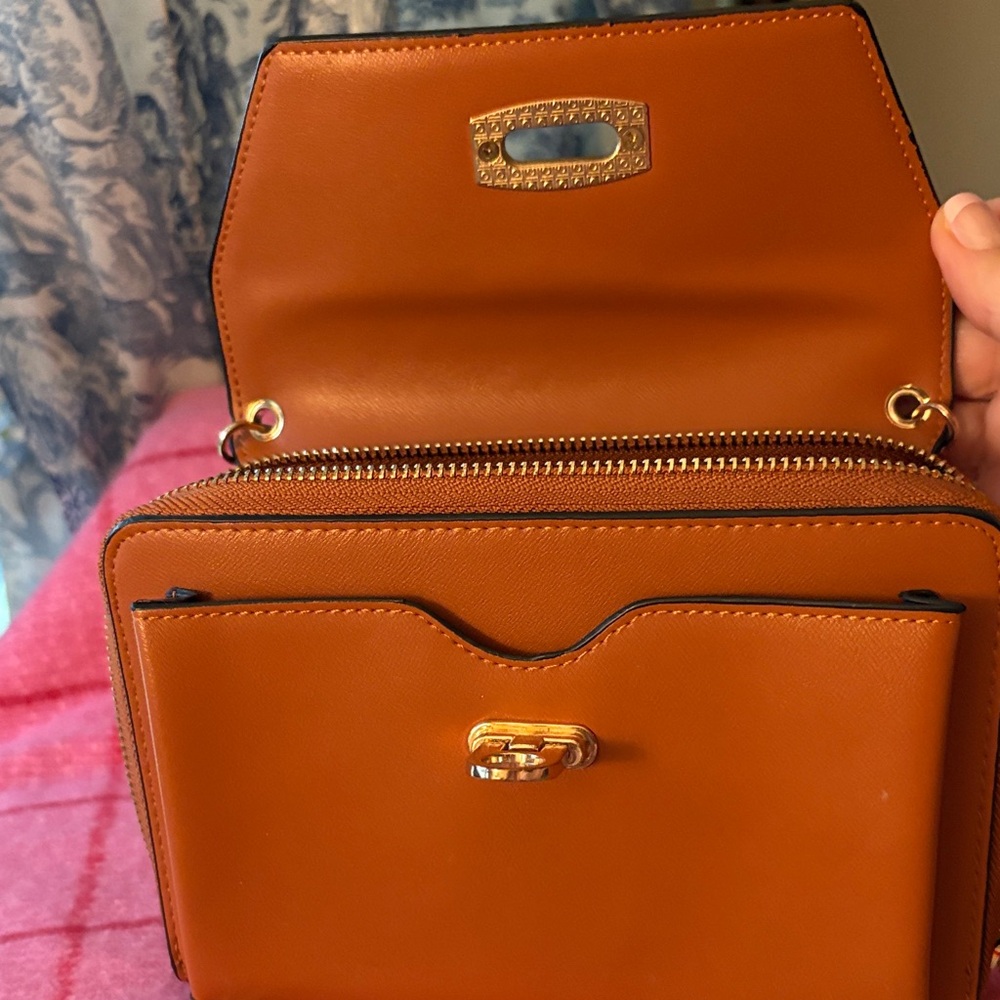 Elegant Tan Leather Shoulder Bag - Picture 2 of 10